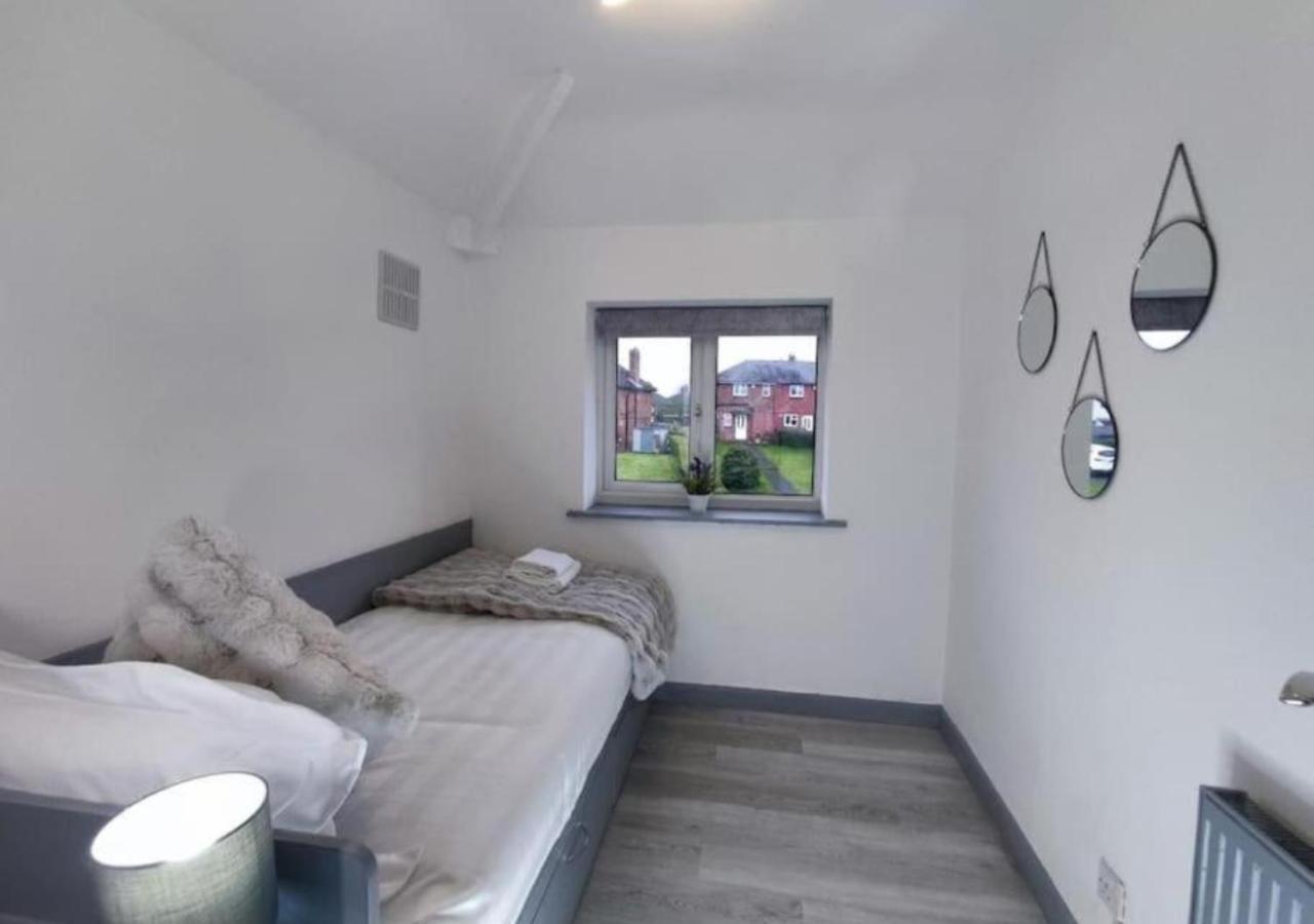 Comfortable 3 Bedrooms Leeds Beach House - Ideal For Family And Contractors - Free Parking For 2 Cars Exterior foto